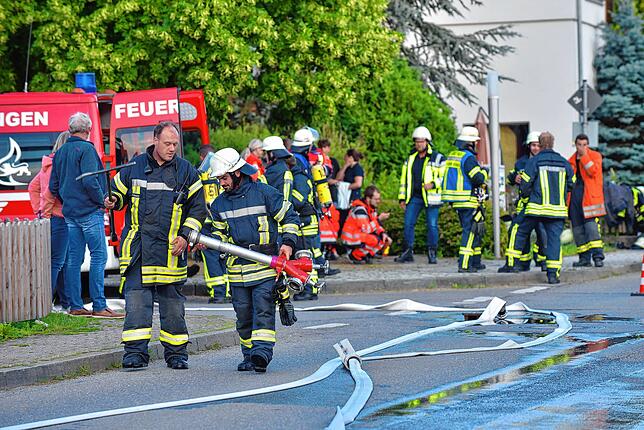 Bild 9: Hausbrand in Hausen vor Wald: 70 Feuerwehrmänner im Einsatz