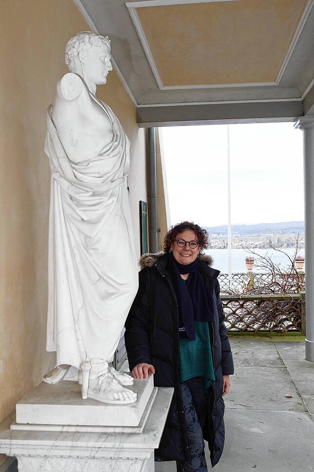 Christina Egli ist vom französischen Präsidenten zum Ritter der Ehrenlegion ernannt worden. Hier steht sie neben der Statue Napoléons ...