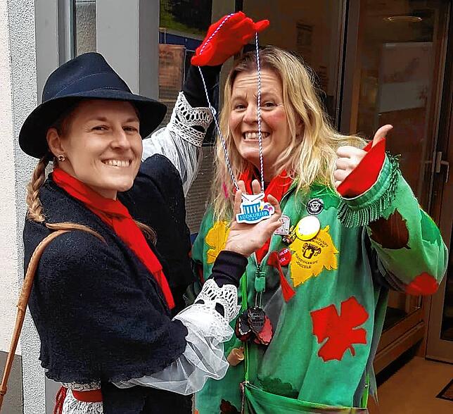 SÜDKURIER-Rdakteurin Sabine Vöckt mit Marion Wiesler von der Narrenzunft Bad Säckingen.