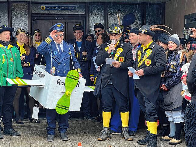 Chefpilot Rainer Stoll mit &bdquo;Rainer Air&ldquo;.