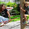 Klettern ist immer gut, hier an der Südstadtschule: Tester Annabelle und Joshua probieren die Geräte aus.