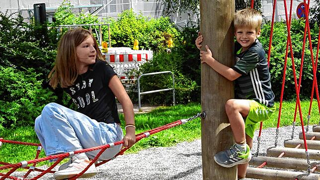 Klettern ist immer gut, hier an der Südstadtschule: Tester Annabelle und Joshua probieren die Geräte aus.
