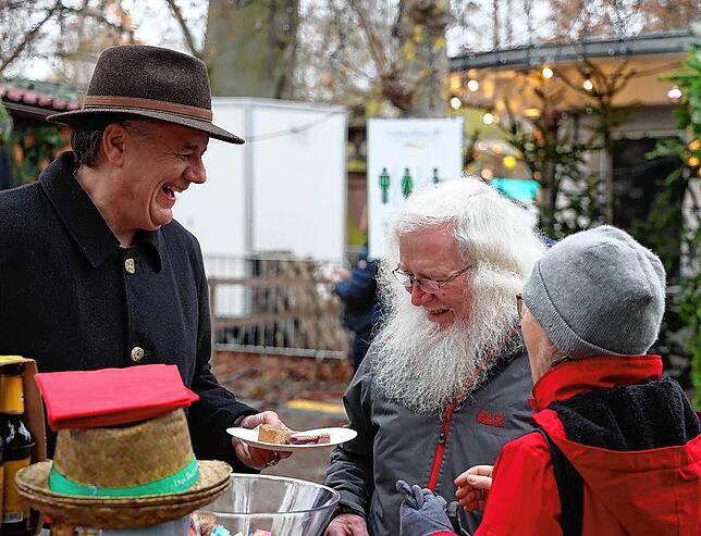 Bild 17: Hincooker auf dem Weihnachtsmarkt: Weihnachtsmann, Taschengeld vom Franz und 2000 Euro Spenden