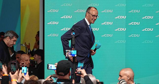 Der Parteivorsitzende und designierte Kanzler Friedrich Merz geht vor Markus Söder im Konrad-Adenauer-Haus zur Bühne.