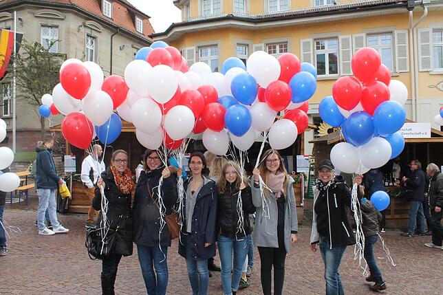 Vor der Eröffnung des Herbstfests werden Ballons verteilt, natürlich in Blau-Weiss-Rot. (von links: Miriam Doering, Nadine Krejczier, ...