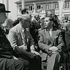 Prälat Arthur Allgeier (links) nach seiner Rede am Festtag der Stadterhebung Wehrs 1950, rechts Bürgermeister Schmidle. Im Hintergrund ...