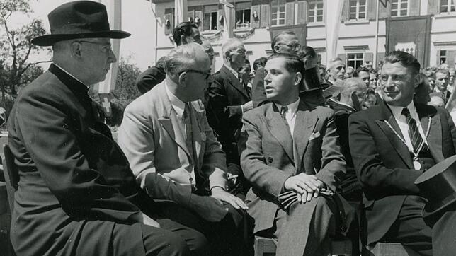 Prälat Arthur Allgeier (links) nach seiner Rede am Festtag der Stadterhebung Wehrs 1950, rechts Bürgermeister Schmidle. Im Hintergrund ...