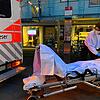 Rettungssanitäterin Josefine Knoch bereitet die Liege vor, während Evelyne Braun sich um die Patientin mit Verdacht auf Corona kümmert.
