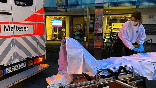 Rettungssanitäterin Josefine Knoch bereitet die Liege vor, während Evelyne Braun sich um die Patientin mit Verdacht auf Corona kümmert.