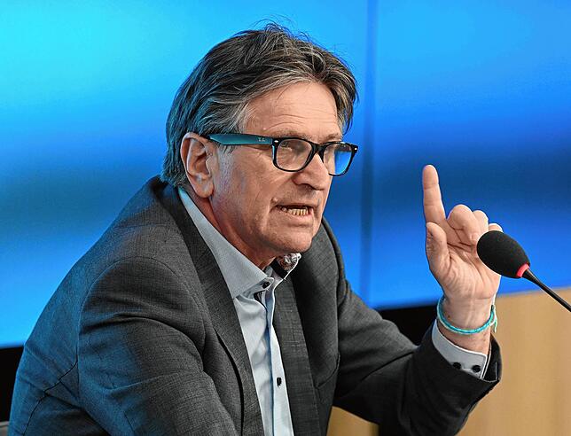 Gesundheitsminister Manfred Lucha hat Änderungen bei der Impfstoffverteilung angekündigt.