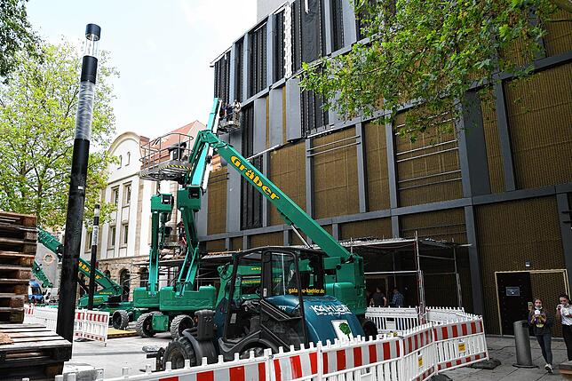 Auch mehr als ein halbes Jahr nach der Eröffnung ist die Fassade des Singener Einkaufszentrums Cano noch nicht fertig – aber ...