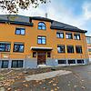 Die Grundschule Stockach im November 2021 mit dem renovierten Gebäude links. Rechts sind Zwischenbau und das ältere Gebäude zu sehen.