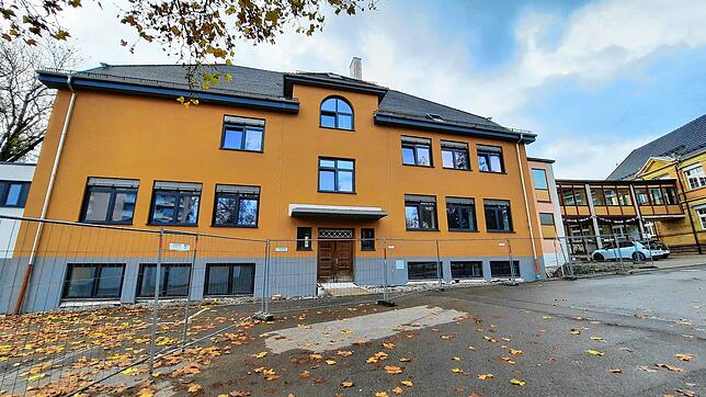 Die Grundschule Stockach im November 2021 mit dem renovierten Gebäude links. Rechts sind Zwischenbau und das ältere Gebäude zu sehen.