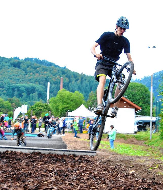 Lucas Henke springt mit seinem BMX-Rad in die Mulchgrube.