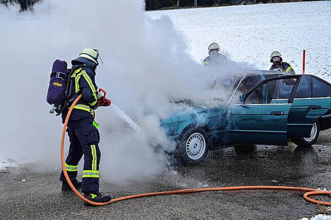 Mit kräftigem Löschwasserstrahl geht es gegen das Feuer.