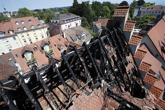 (Archivfoto) Zwei Tage nach dem Einsatzende, am Montag, 29. Juli 2024, zeugt ein verkohlter Dachstuhl vom Ausmaß des Feuers. Eine Weile ...
