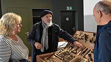 Inge und Clemens Rid interessieren sich für die seltenen Werkzeuge, die Peter Blumauer (Mitte) anlässlich der Ausstellung ...