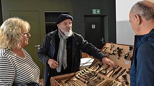 Inge und Clemens Rid interessieren sich für die seltenen Werkzeuge, die Peter Blumauer (Mitte) anlässlich der Ausstellung ...