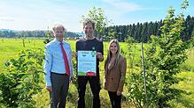 Sparkassenchef Arendt Gruben (links) und Lisa Pfaff, Leiterin Nachhaltigkeitsmanagement, sind froh über auf die langjährige ...