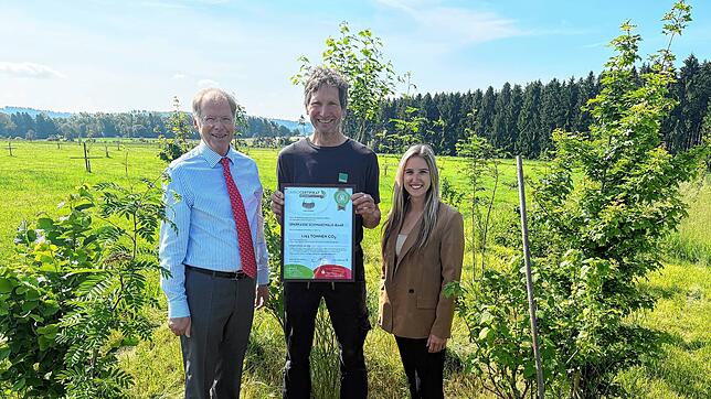 Sparkassenchef Arendt Gruben (links) und Lisa Pfaff, Leiterin Nachhaltigkeitsmanagement, sind froh über auf die langjährige ...