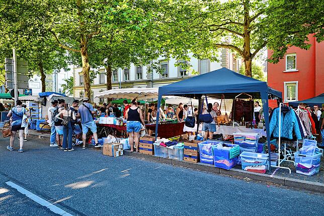 Bild 1: Mega Flohmarkt in Konstanz und Kreuzlingen: die ersten Besucher schlendern über die Verkaufsflächen