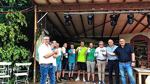 Festausschuss-Vorsitzender Christoph Sosinski (links) zelebriert den Start zum Fest mit Bürgermeister Markus Keller (rechts) und den ...