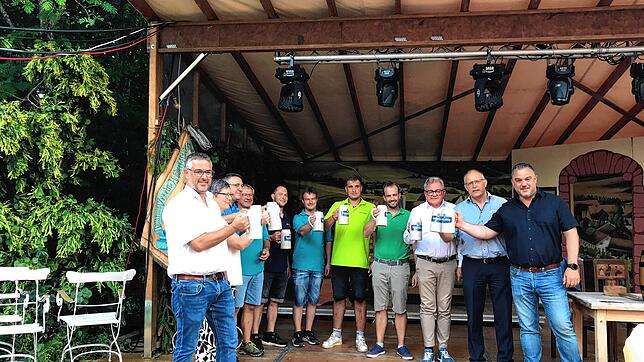 Festausschuss-Vorsitzender Christoph Sosinski (links) zelebriert den Start zum Fest mit Bürgermeister Markus Keller (rechts) und den ...