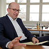 Der Direktor des Amtsgerichts Singen, Johannes Daun, bei der Erläuterung der Statistik der Fälle, mit denen es er und seine Kollegen im ...