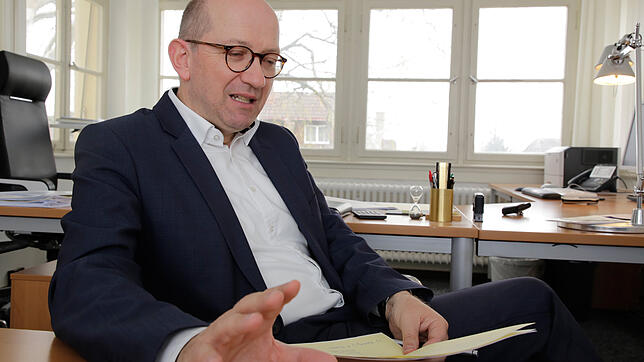 Der Direktor des Amtsgerichts Singen, Johannes Daun, bei der Erläuterung der Statistik der Fälle, mit denen es er und seine Kollegen im ...