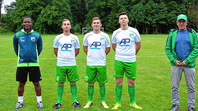 Der eigene Nachwuchs verstärkt den Donaueschinger Kader (von links): Nasser Alassani (Trainer), Luca Giammarino (DJK III), Martin ...