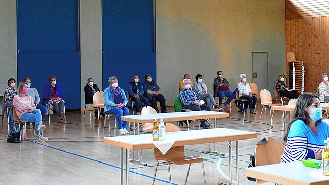 Etliche Zuschauer verfolgen in der Hohenzollernhalle die Ausführungen zur geplanten Ansiedlung eines Rewe-Marktes in der Heuberggemeinde.