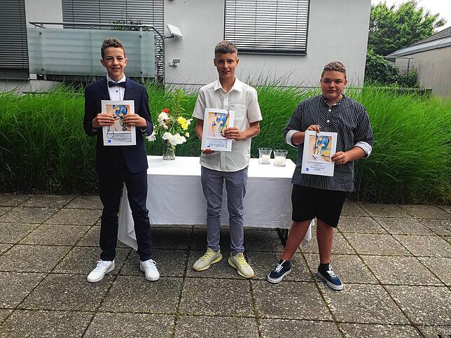 Die Konfirmanden (von links) Mike Milke, Leon Degirmenci und Erik Kessler.