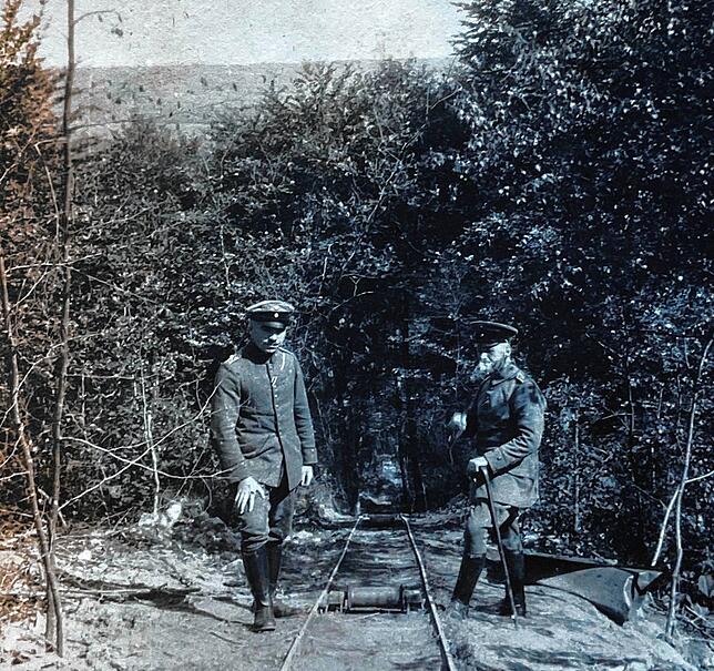 Zwei deutsche Soldaten stehen im Ersten Weltkrieg an den Schienen der kleinen Versorgungsbahn, die am Winterberg in den Tunnel führte. ...