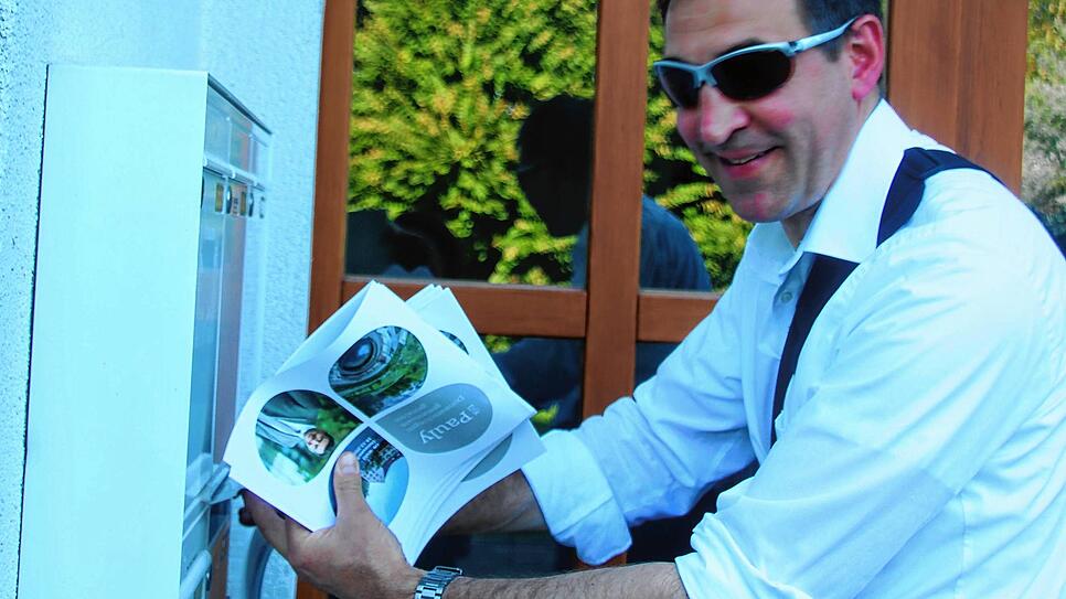 Da hat sich OB Erik Pauly einiges vorgenommen: Zum Auftakt des Wahlkampfes verteilt er seine Wahlkampfbroschüren selbst – in jeden ...