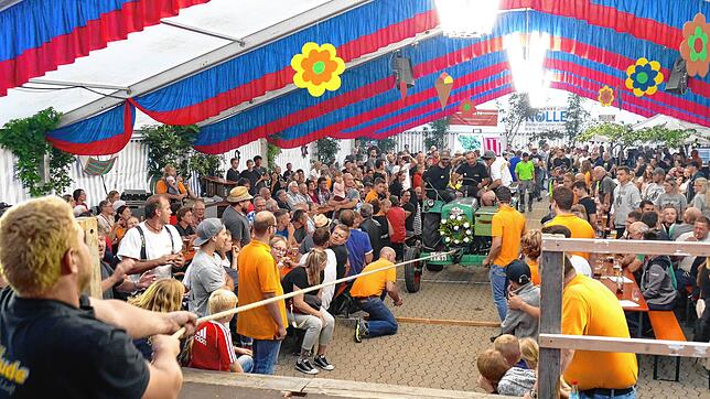 Wenn beim Sommerfest der Feuerwehrkapelle der Handwerker-Wettkampf auf dem Programm steht, ist gute Stimmung beim Publikum garantiert.