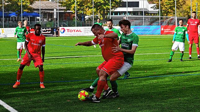 Für den FC Bad Dürrheim (rote Trikots) war nichts zu holen gegen den FC Bräunlingen.