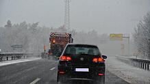 Der Winterdienst macht die Straße für den Verkehr auf der B33 bei Singen frei: Umgestürzte Bäume sorgten am Freitag aber für etliche ...