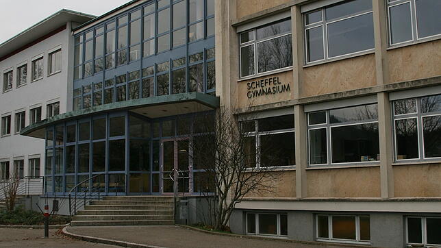 Das Scheffelgymnasium (hier ein Archivbild) wurde am Wochenende Ziel von Vandalismus. Der Unterricht muss deshalb am Montag ausfallen.