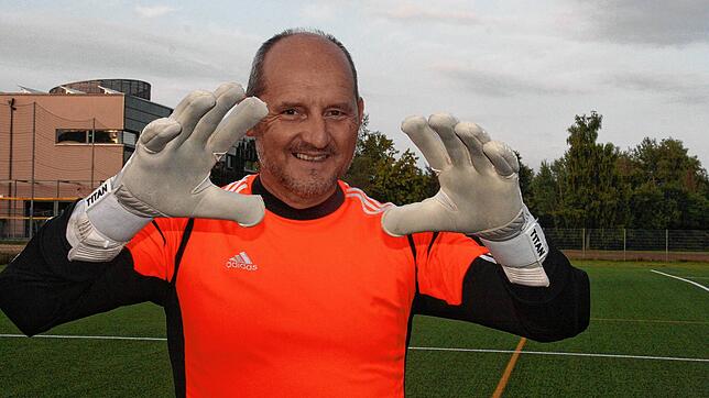 Durch diese Hände kommt fast nichts durch. Wenn der 58-jährige Markus Erath aushilfsweise im Tor des Kreisligisten SSC Donaueschingen ...