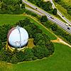 Blick über die Gaskugel an der Bundesstraße 33 hinunter nach VS-Villingen. Das darin gespeicherte Erdgas dient dazu, Spitzen im ...