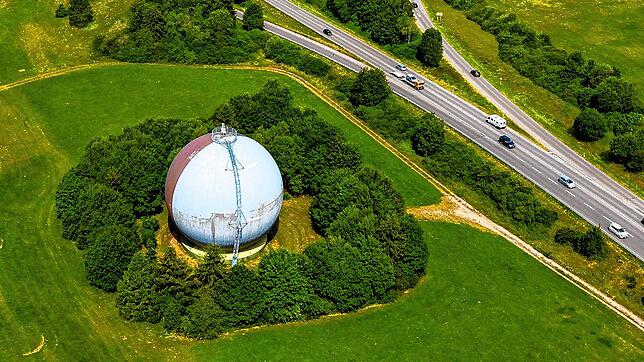 Blick über die Gaskugel an der Bundesstraße 33 hinunter nach VS-Villingen. Das darin gespeicherte Erdgas dient dazu, Spitzen im ...