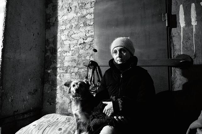 März 2022 in Shytomyr: Julia mit ihrem Hund Santa im Luftschutzkeller. Alarme gibt es mehrmals am Tag. Die Gefahr aus der Luft zermürbt ...