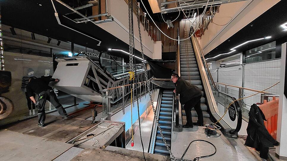 Was ist hier nachts im Lago los? Eine Rolltreppe ist nicht mehr an ihrem Platz.