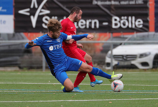 Abdulrahman Mahbani rechts (TSV) gegen Daniel Constantin (FC).
