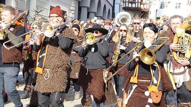 Die &bdquo;Hedos&ldquo; sind die Guggemusik des Musikvereins Herdwangen und begleiten die Herdwanger Eselohren. Was wäre ein Umzug, ohne ...