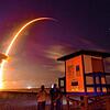 Eine Rakete startet vom US-Luftwaffenstützpunkt Cape Canaveral mit Starlink-Satelliten an Bord. Später werden die Flugkörper, wenn sie ...