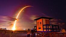 Eine Rakete startet vom US-Luftwaffenstützpunkt Cape Canaveral mit Starlink-Satelliten an Bord. Später werden die Flugkörper, wenn sie ...