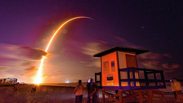 Eine Rakete startet vom US-Luftwaffenstützpunkt Cape Canaveral mit Starlink-Satelliten an Bord. Später werden die Flugkörper, wenn sie ...