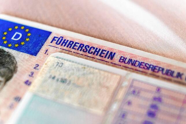 Der aktuelle Führerschein ist der Plastikkarten-Variante.