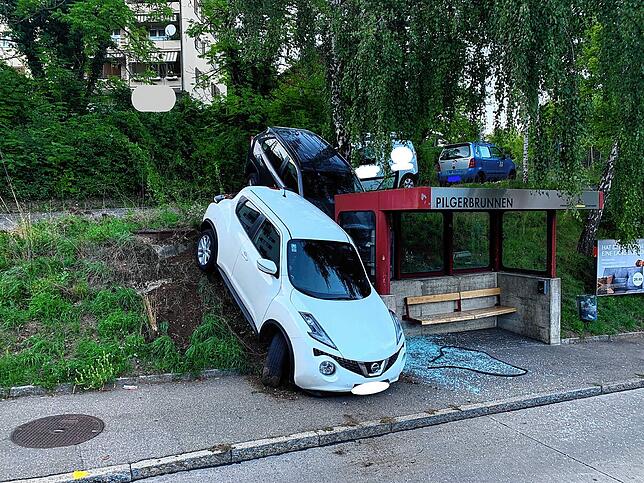Eingerahmt von den Autos: Die Bushaltestelle Pilgerbrunnen.